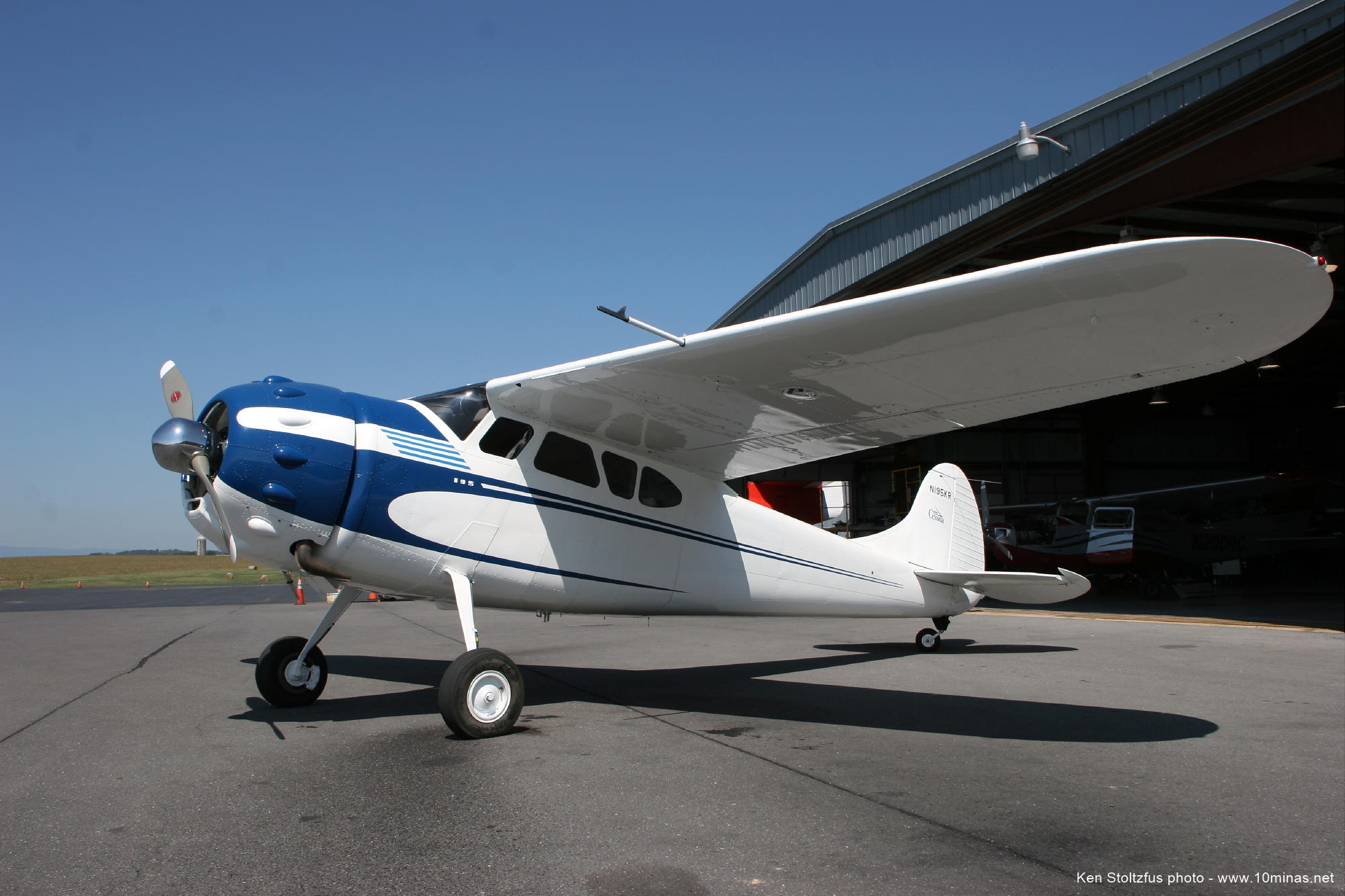 Cessna_195_airplane_picture